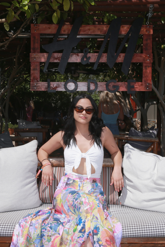 Актриса Камила Мендес сидит на диване в подушками