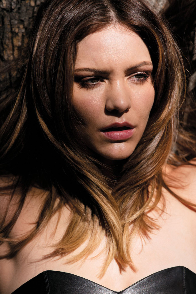 Актриса Кэтрин Макфи у стены