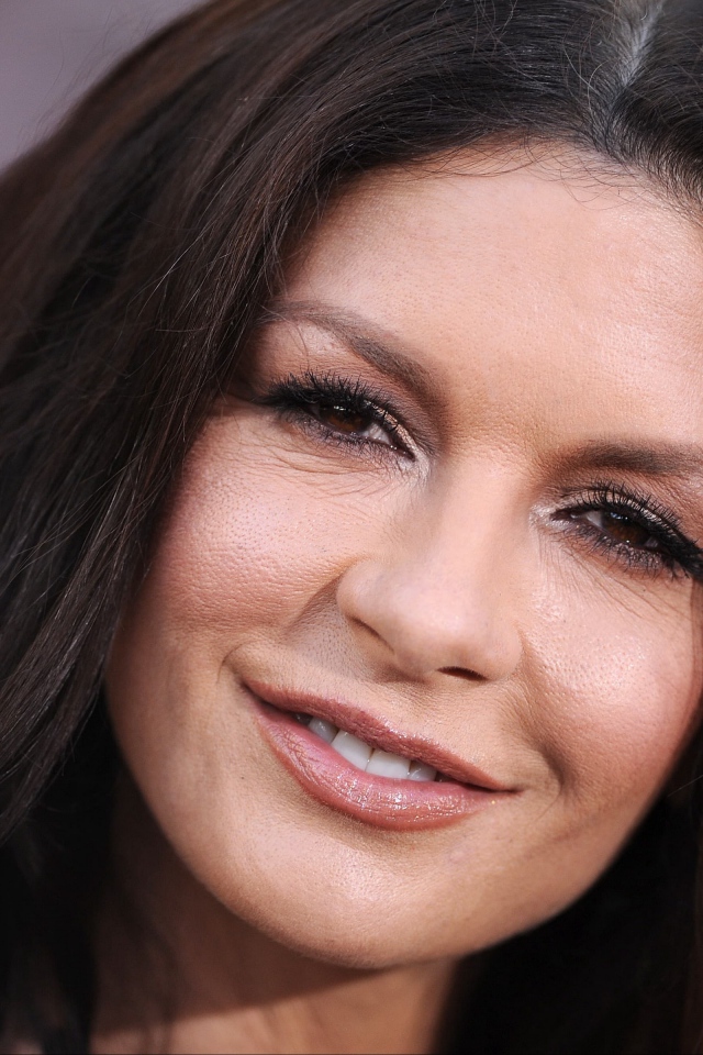 Актриса Кэтрин Зета-Джонс с нежной улыбкой 