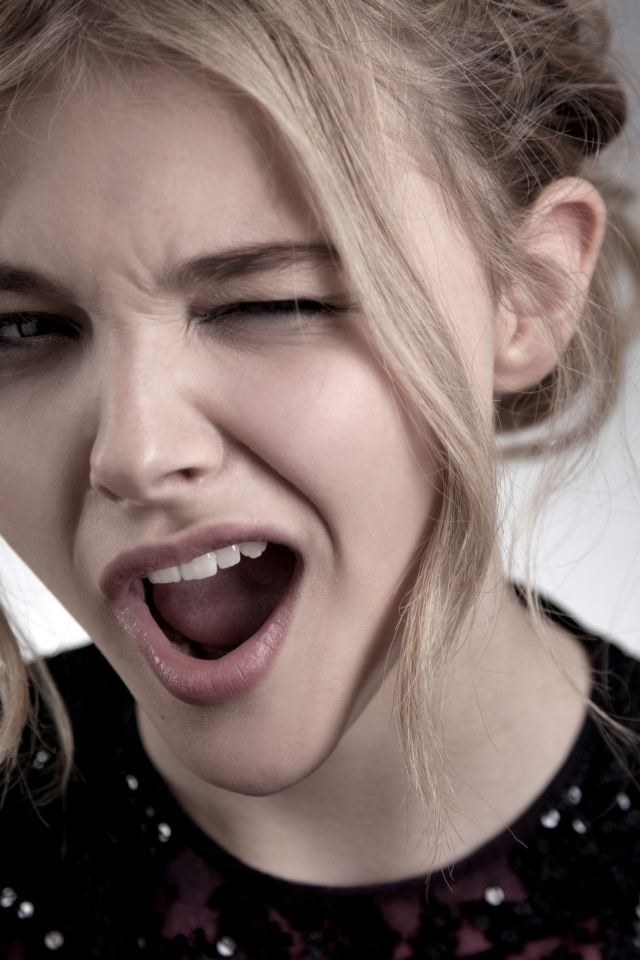 Актриса Хлоя Грейс Морец подмигивает глазом