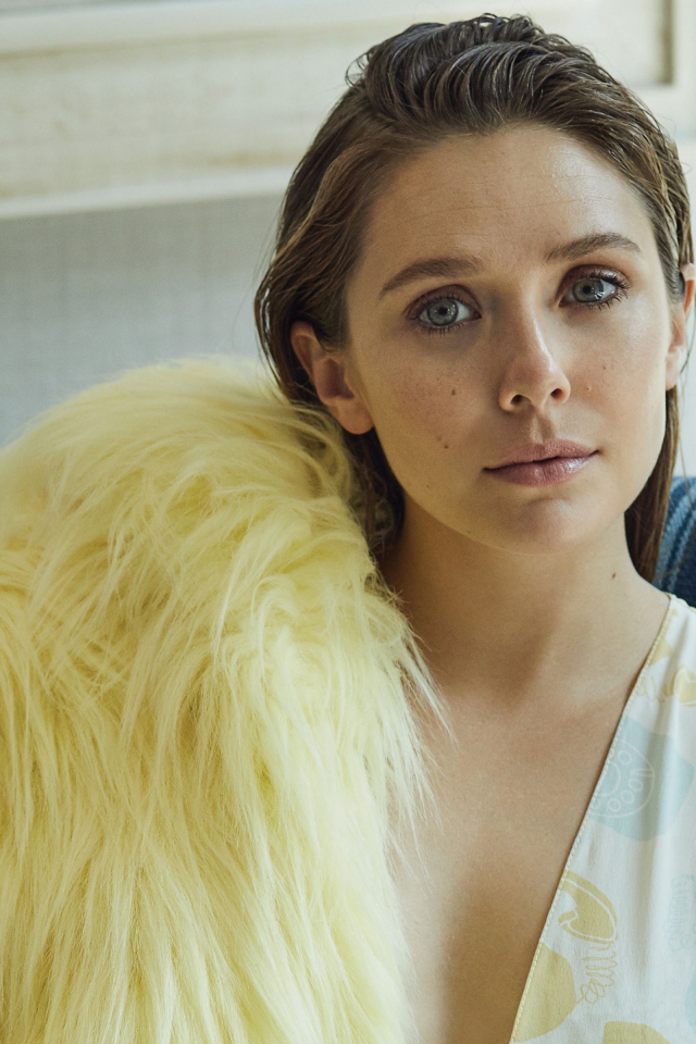 Актриса Элизабет Олсен с меховой накидкой