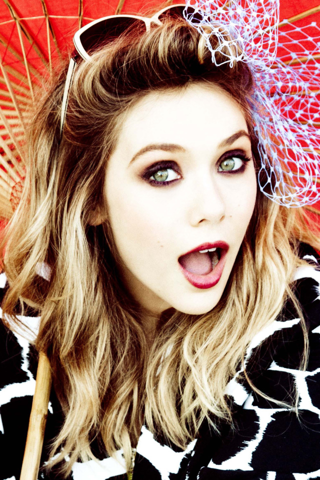 Актриса Элизабет Олсен с большим зонтом 