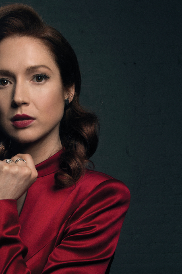 Актриса Элли Кемпер в красном наряде