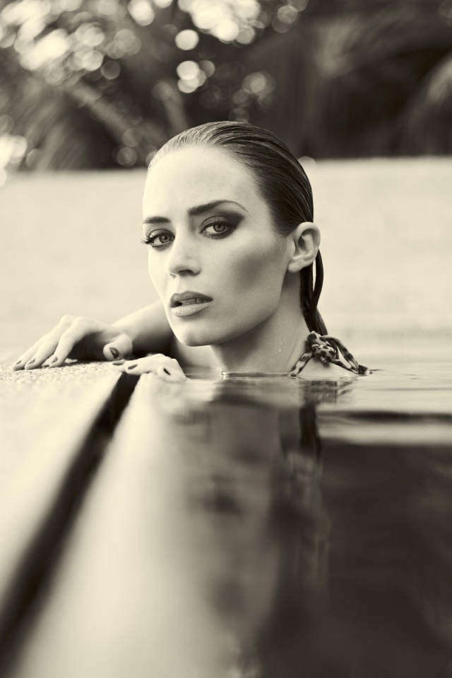 Актриса Эмили Блант в воде, черно-белое фото
