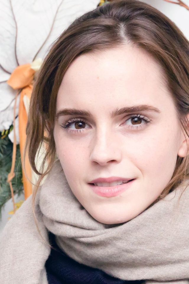 Актриса Эмма Уотсон с шарфом на шее