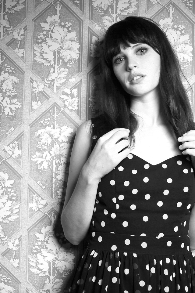 Актриса Фелисити Джонс у стены,  черно белое фото