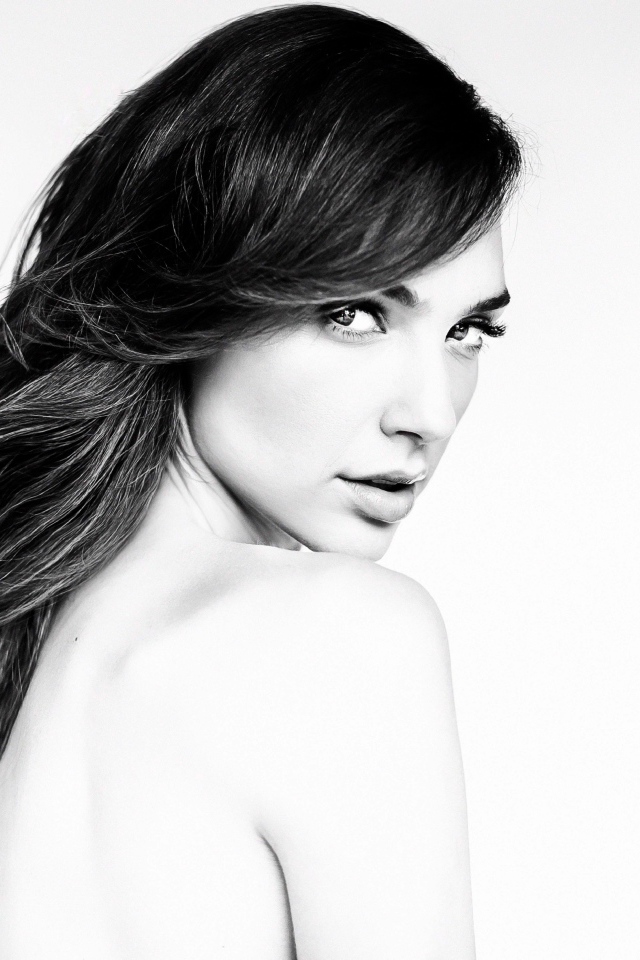 Актриса Галь Гадот черно белое фото