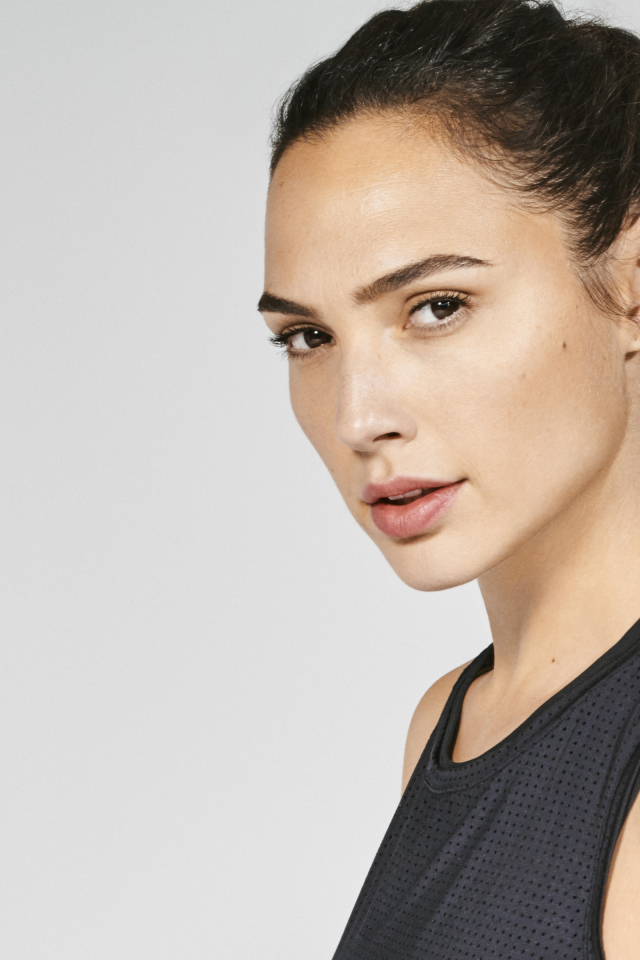 Актриса Галь Гадот фото на сером фоне