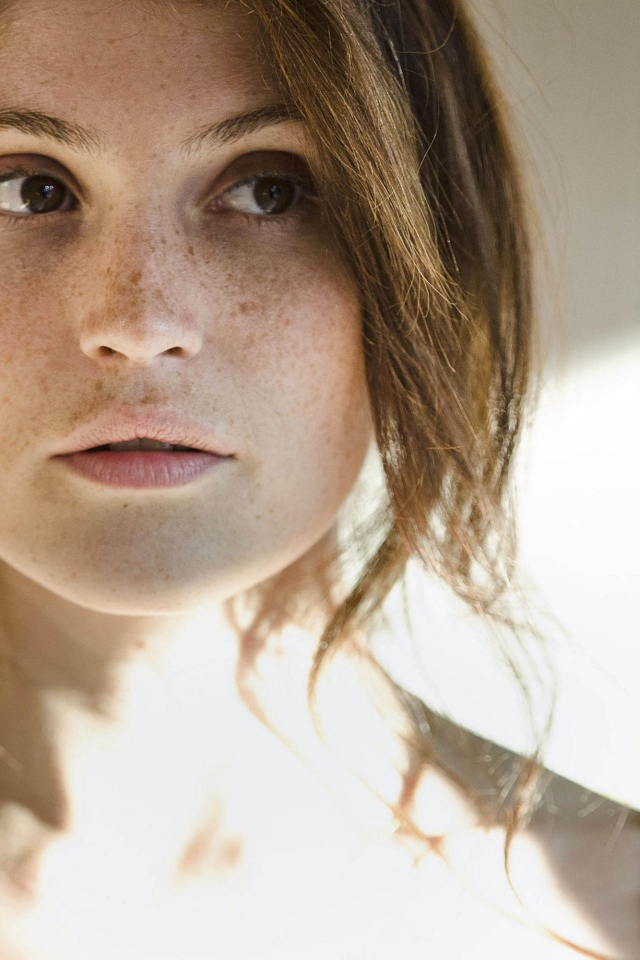 Актриса Джемма Артертон  с веснушками на лице