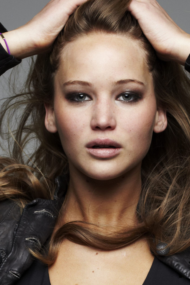 Актриса Дженнифер Лоуренс в черной кожаной куртке