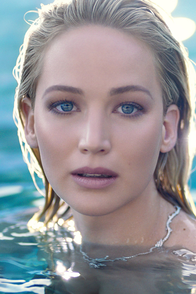 Актриса Дженнифер Лоуренс в воде