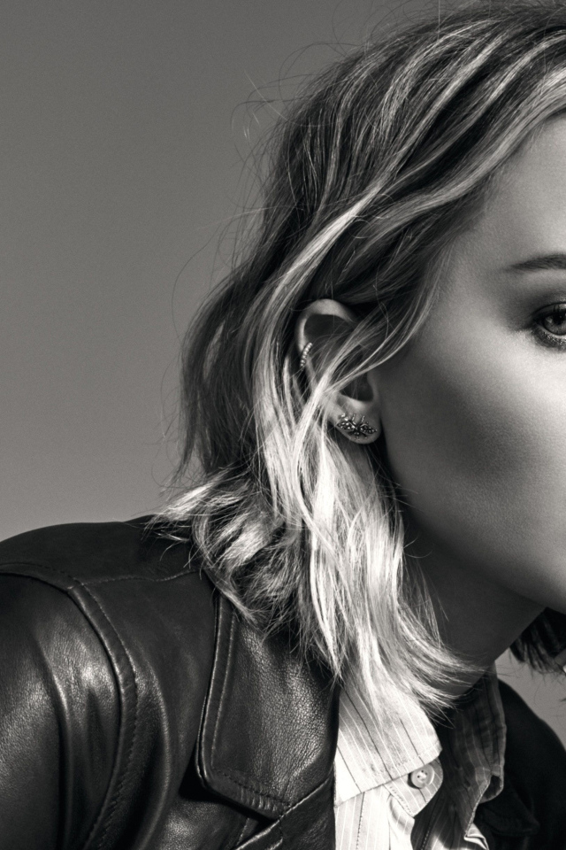 Актриса Дженнифер Лоуренс на сером фоне 