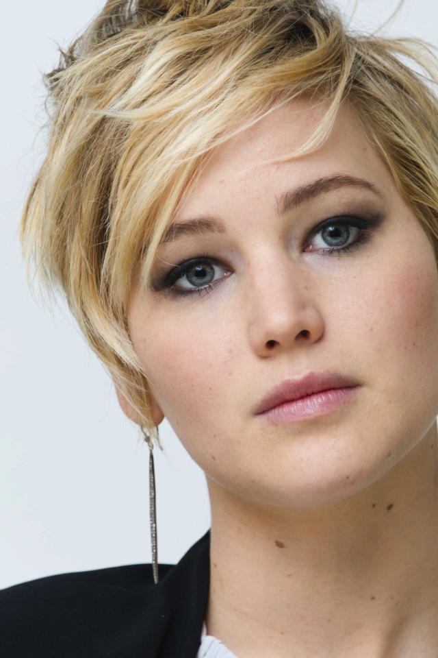 Актриса Дженнифер Лоуренс с короткой стрижкой