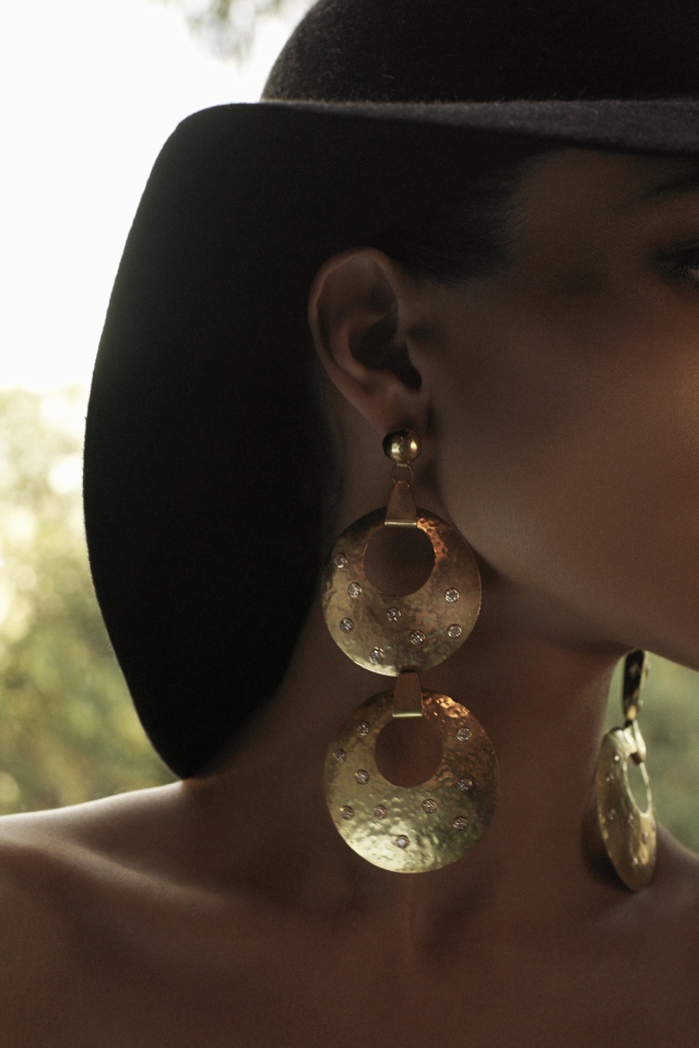 Актриса Дженнифер Лопес в большой черной шляпе