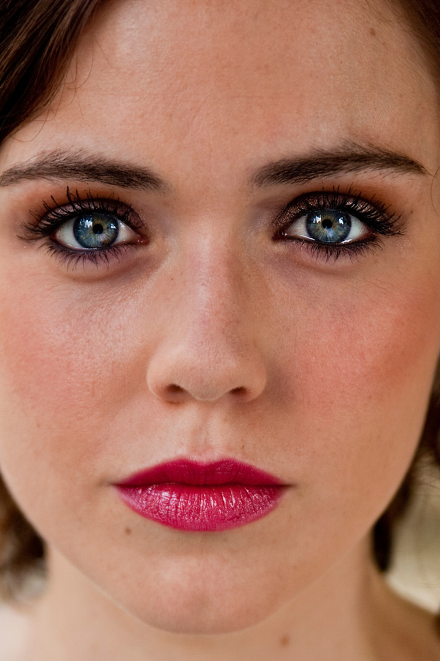 Актриса Дженни Жак с ярким макияжем 