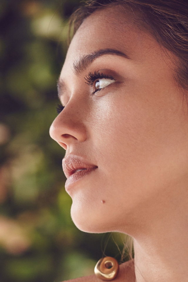 Актриса Джессика Альба с красивыми серьгами