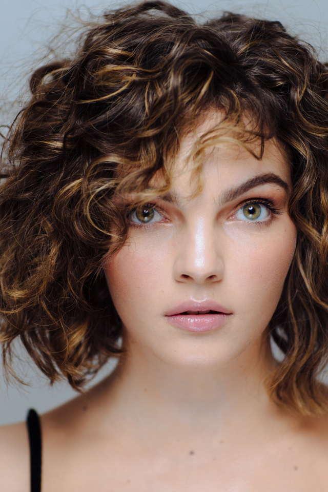 Актриса Камрен Бикондова на сером фоне