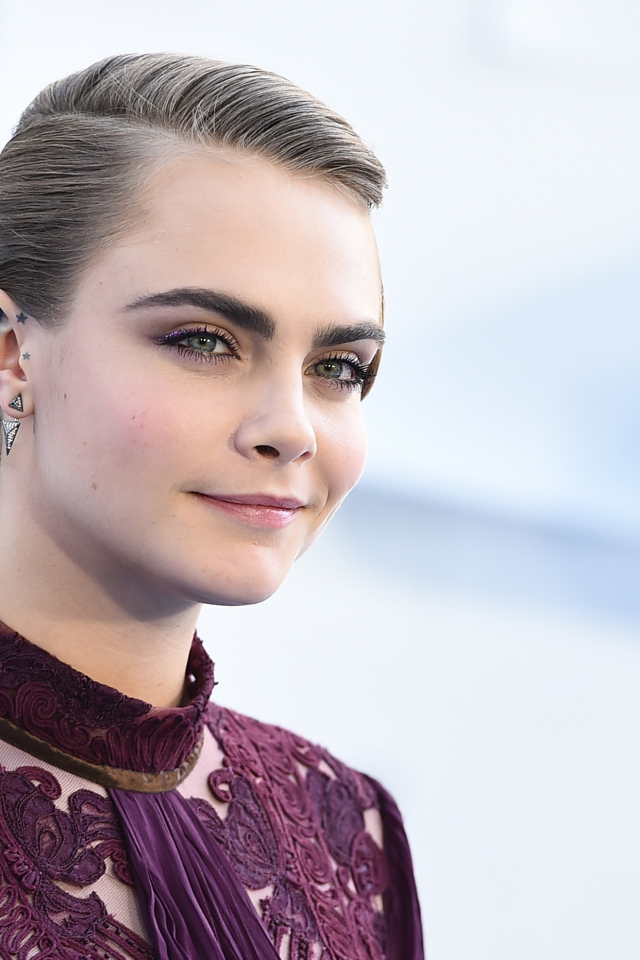 Актриса Кара Делевинь с очаровательной улыбкой