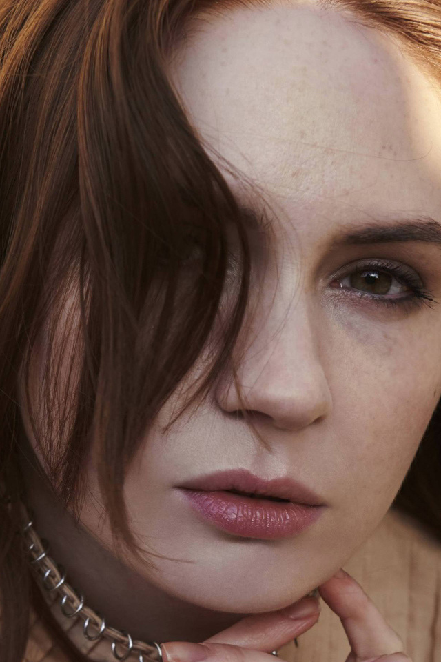 Актриса Карен Гиллан с распущенными волосами