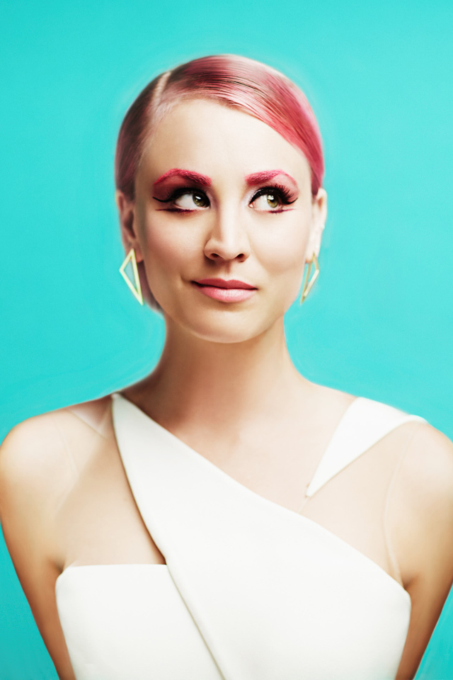 Актриса Кейли Куоко с ярким макияжем на голубом фоне