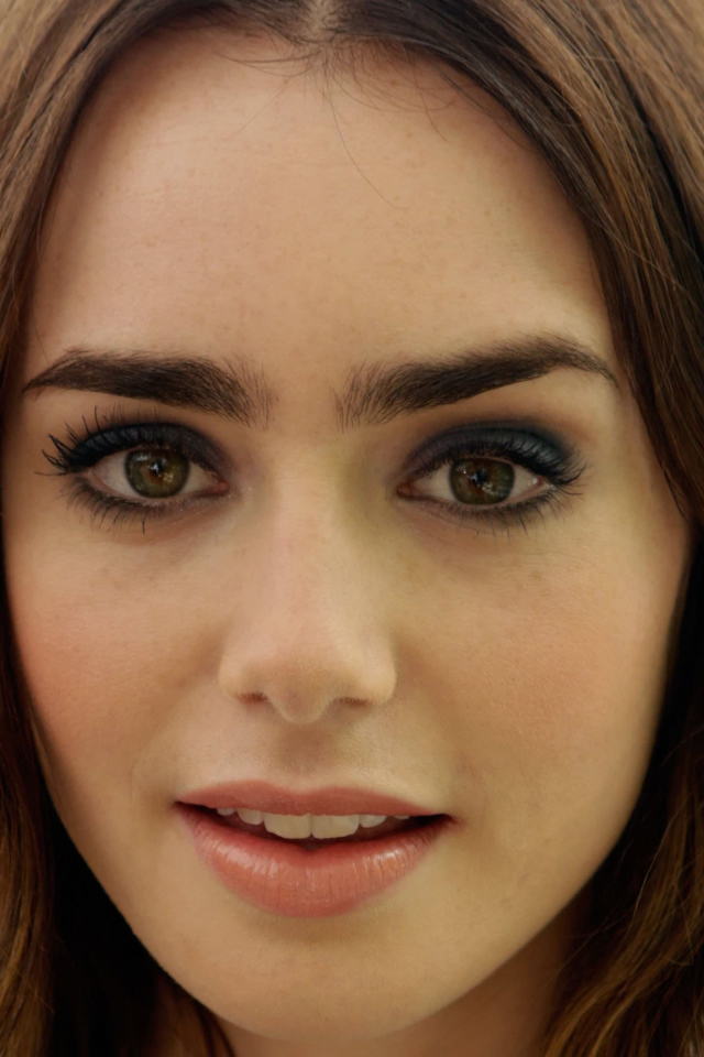 Актриса Лили Коллинз крупным планом