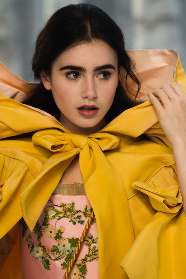 Актриса Лили Коллинз в желтом плаще