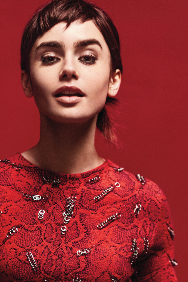Актриса Лили Коллинз фото на красном фоне