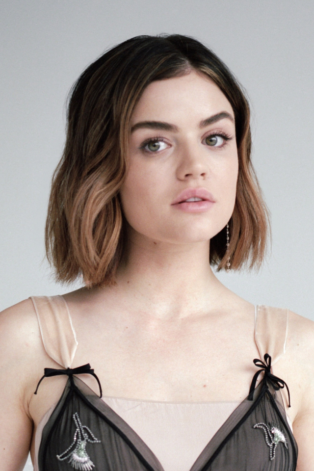 Актриса Люси Хейл фото на сером фоне