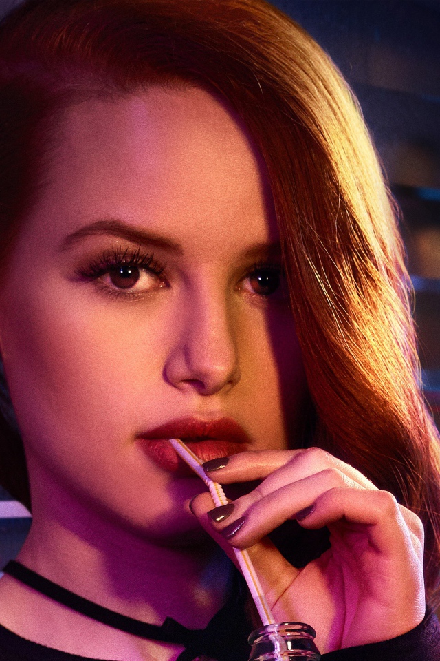 Актриса Мэделин Петш с трубочкой во рту