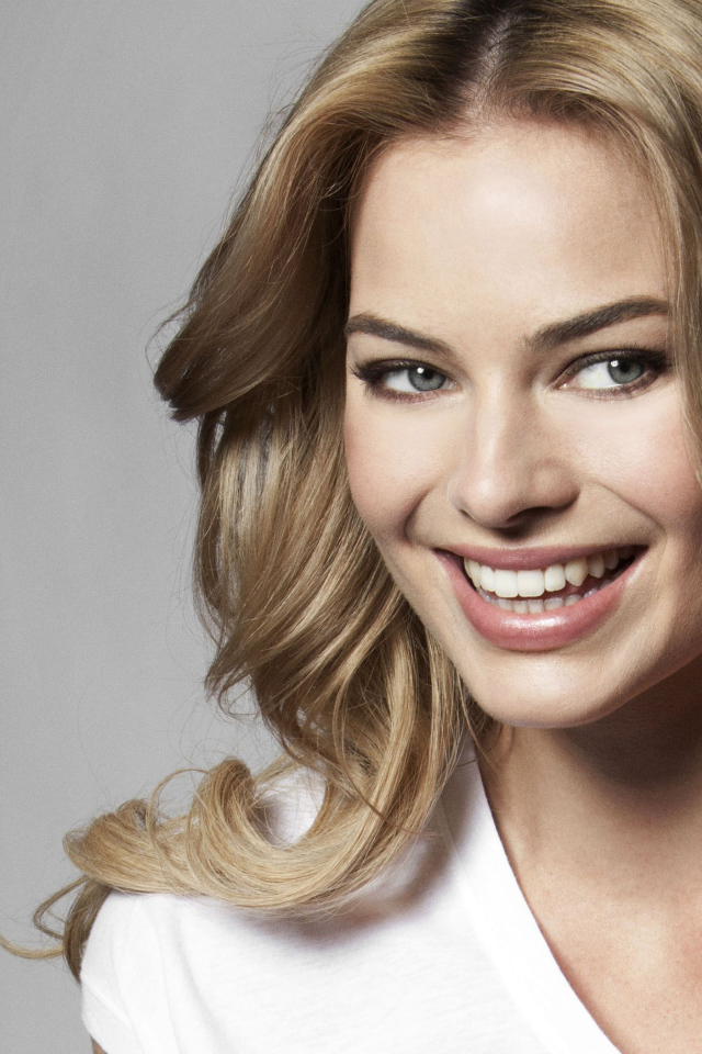 Актриса  Марго Робби с очаровательной улыбкой