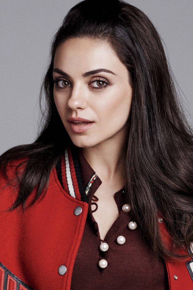 Актриса Мила Кунис в спортивной куртке