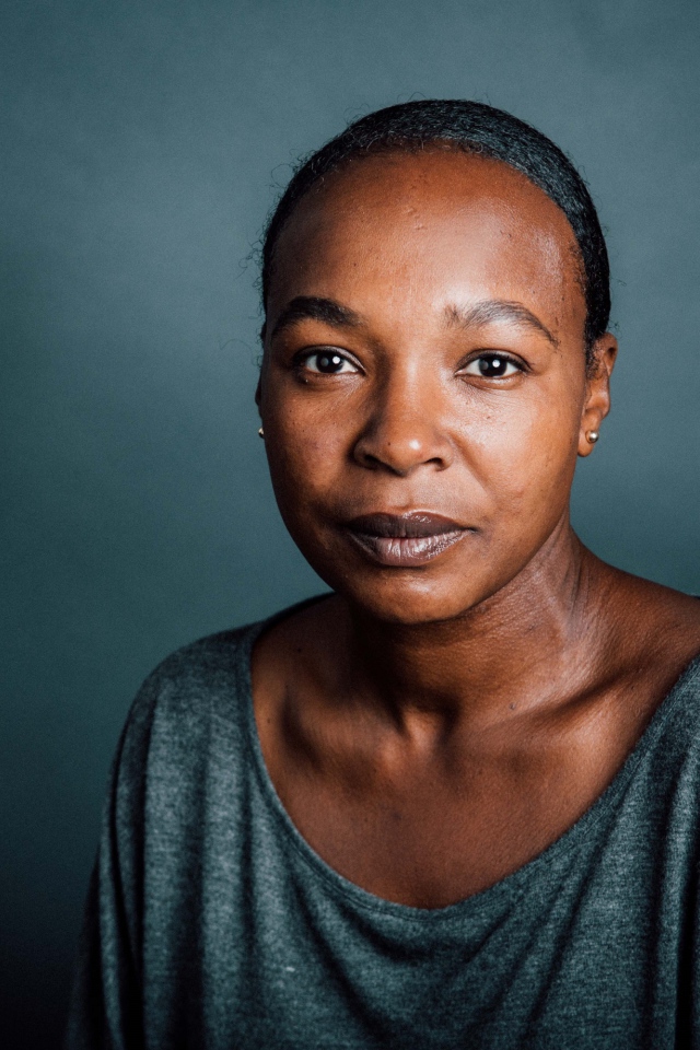 Актриса Надин Маршалл на сером фоне