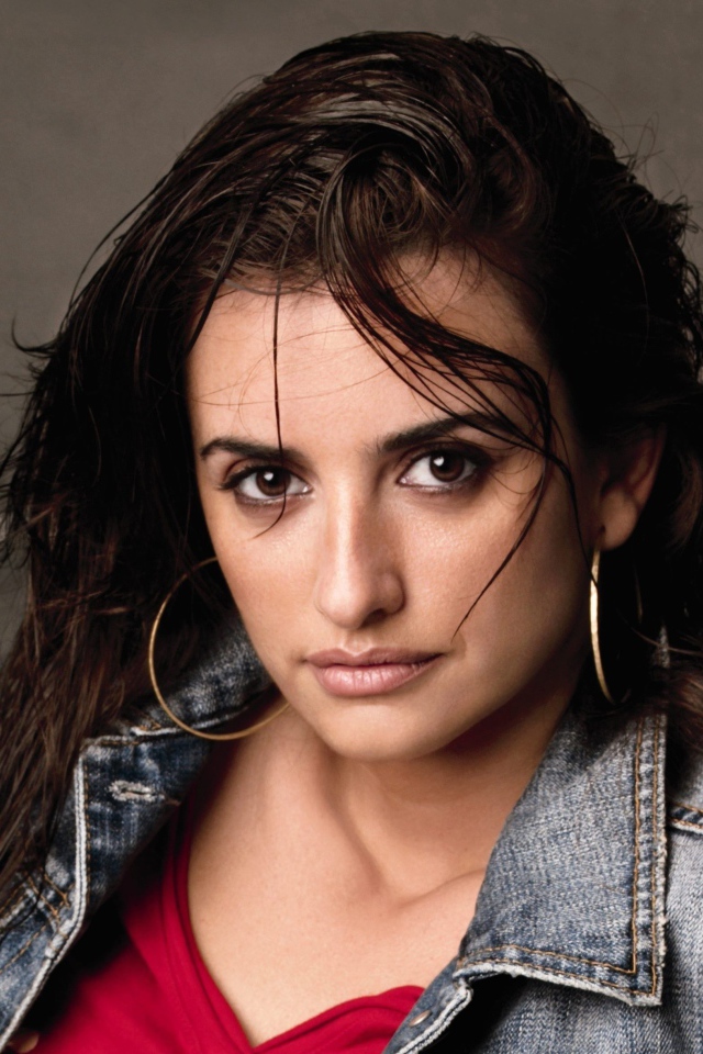 Актриса Пенелопа Крус в джинсовой куртке