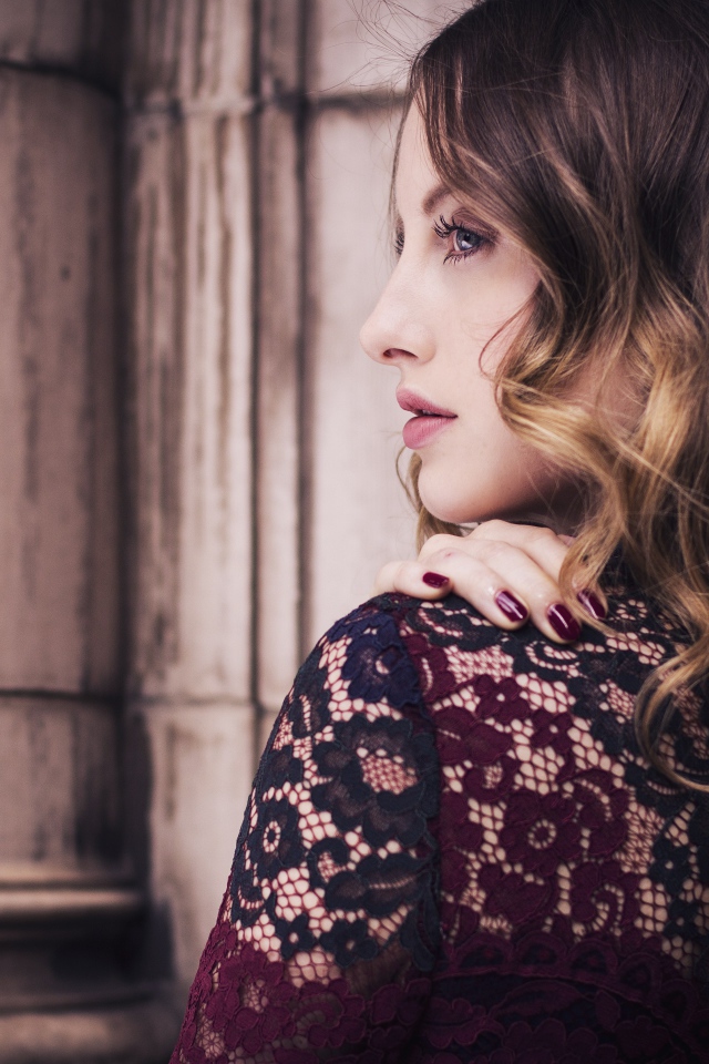 Актриса Рози Фортескью боком