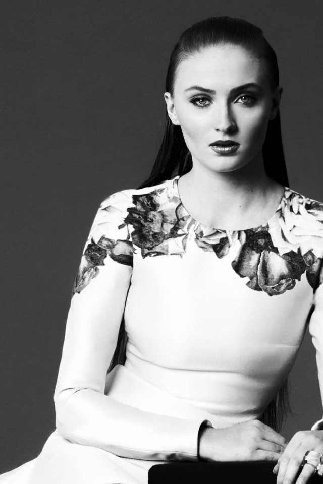 Актриса Софи Тёрнер в красивом платье, черно-белое фото