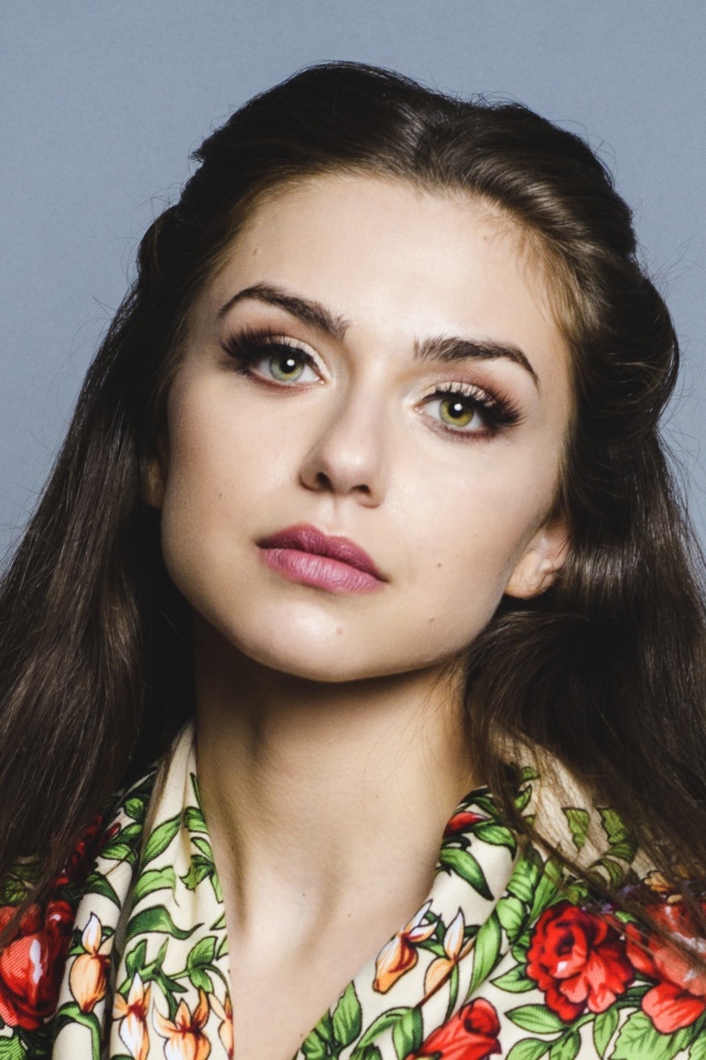 Актриса Виктория Конфал на сером фоне