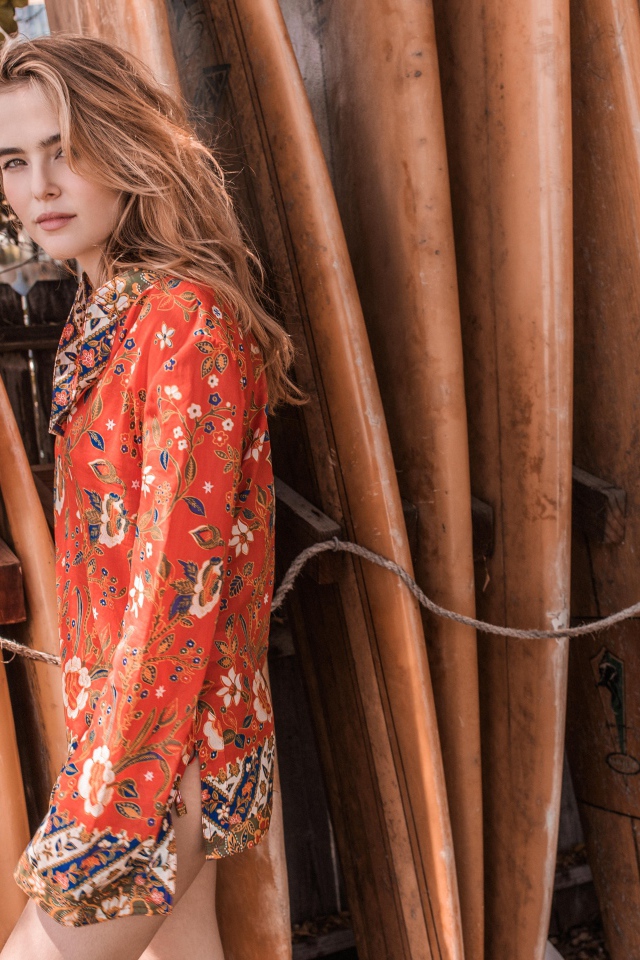 Актриса Зои Дойч возле досок для серфинга 