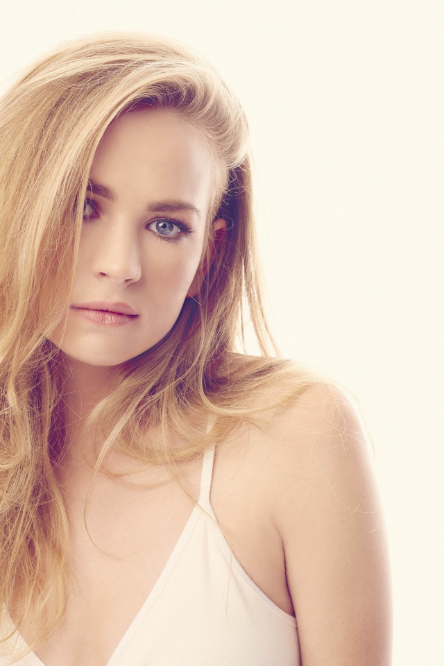 Американская актриса Бритт Робертсон фото на белом фоне