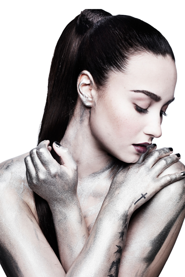 Американская актриса Деми Ловато фото на белом фоне