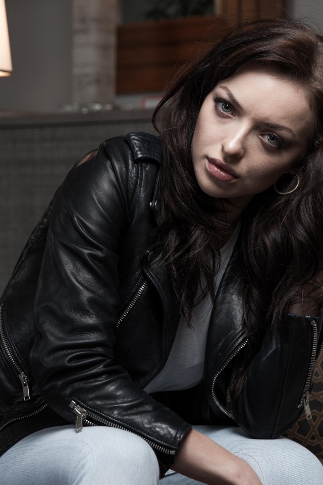 Американская актриса Франческа Фишер-Иствуд в черной кожаной куртке