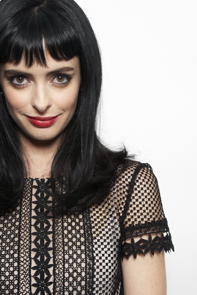 Американская актриса Кристен Риттер на сером фоне