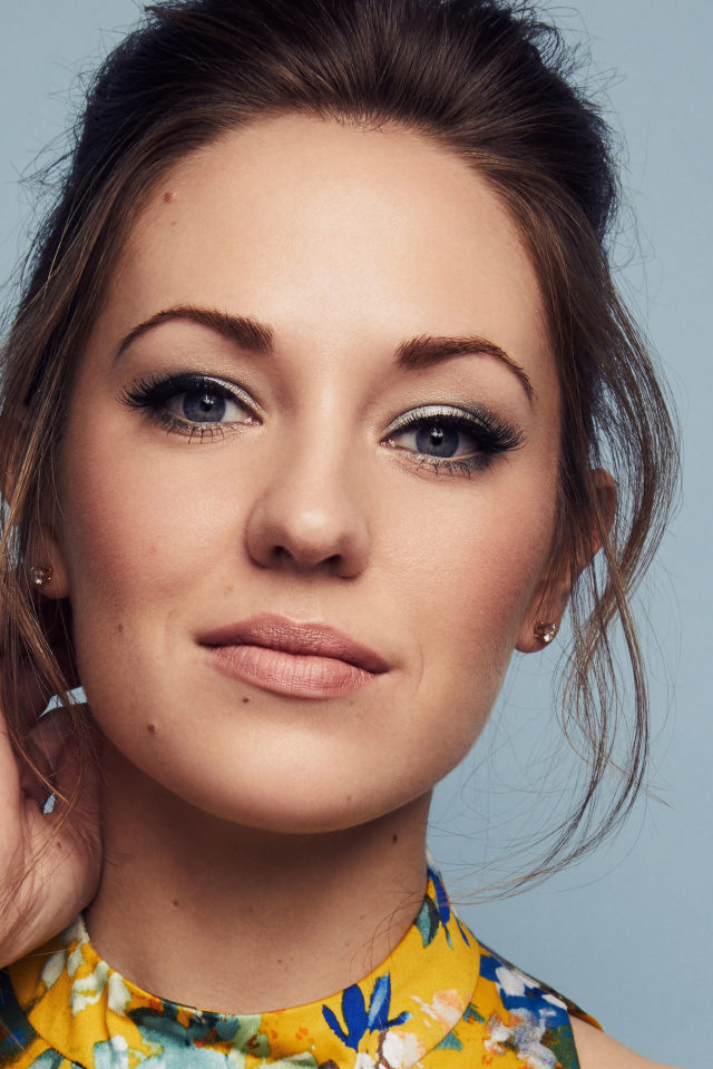 Американская актриса Лора Оснс на сером фоне