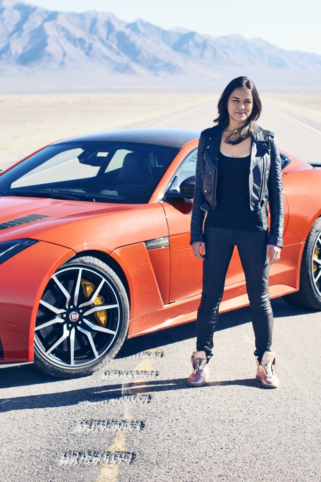 Американская актриса Мишель Родригес с автомобилем Jaguar F-TYPE