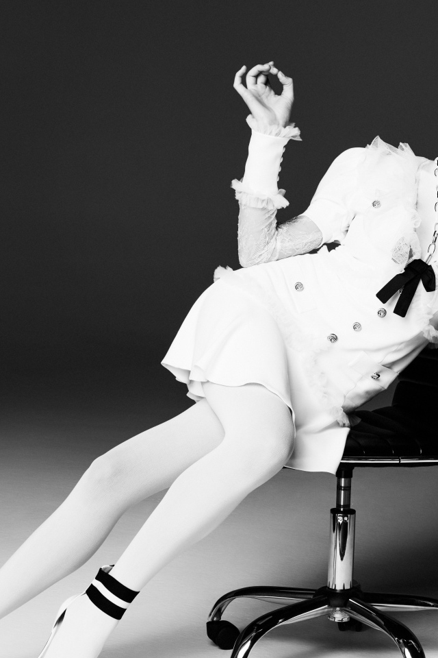 Американская актриса Оливия Калпо сидит на стуле, черно белое фото