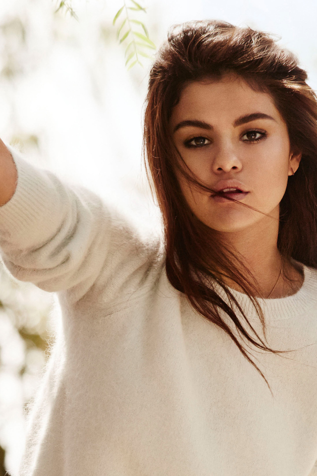 Американская актриса Селена Гомес стоит у дерева