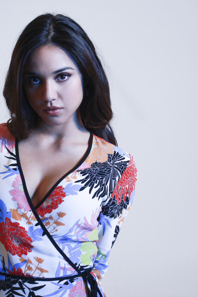 Американская актриса Саммер Бишил фото на сером фоне