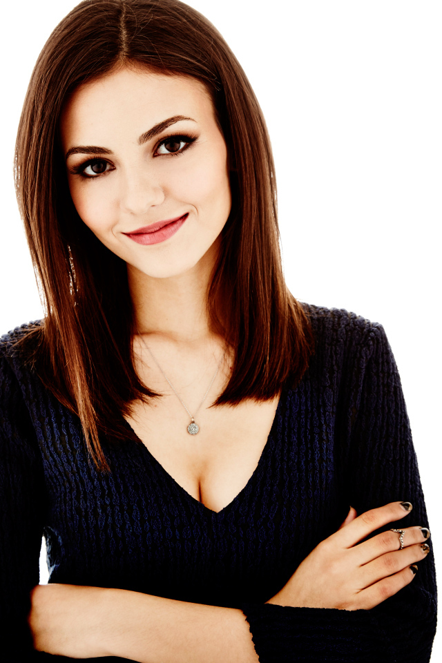 Американская актриса Виктория Джастис на белом фоне