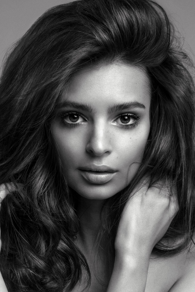 Американская актриса, модель Эмили Ратаковски, черно-белое фото
