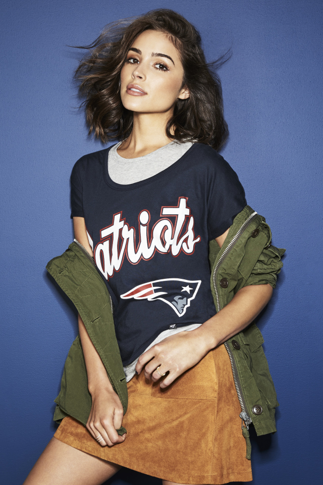 Американская актриса, модель Оливия Калпо на синем фоне