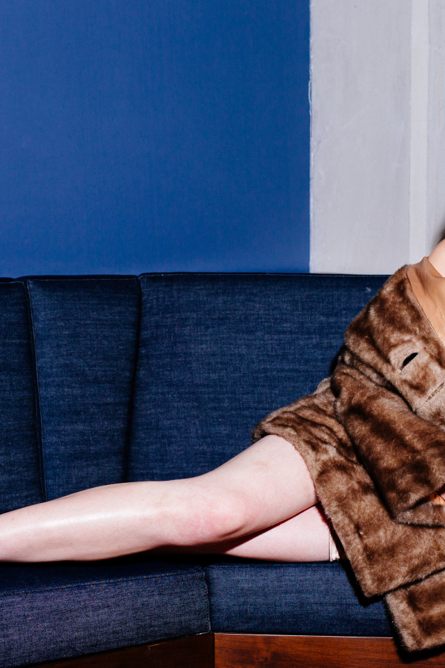 Американская рыжеволосая актриса Кэтрин Макнамара на диване